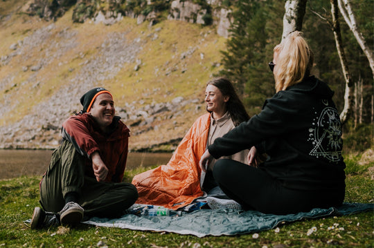 CRUA Outdoors: CULLA INSULATED BLANKET | AVAILABLE IN ORANGE AND GREEN