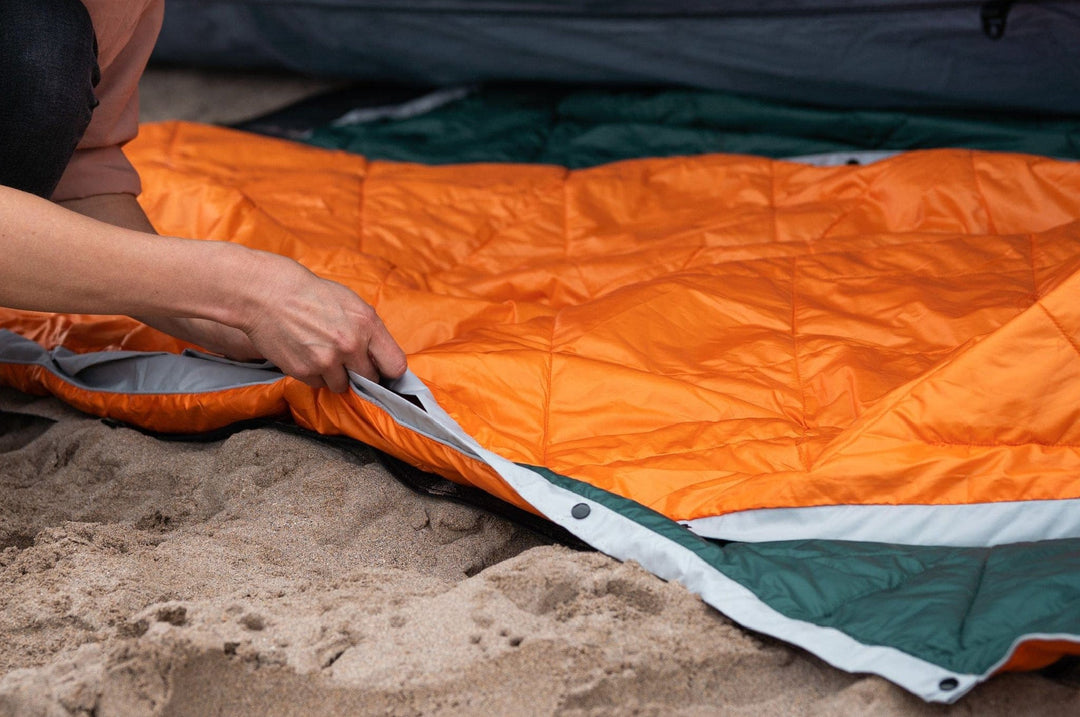 CRUA Outdoors: CULLA INSULATED BLANKET | AVAILABLE IN ORANGE AND GREEN