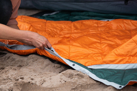 CRUA Outdoors: CULLA INSULATED BLANKET | AVAILABLE IN ORANGE AND GREEN