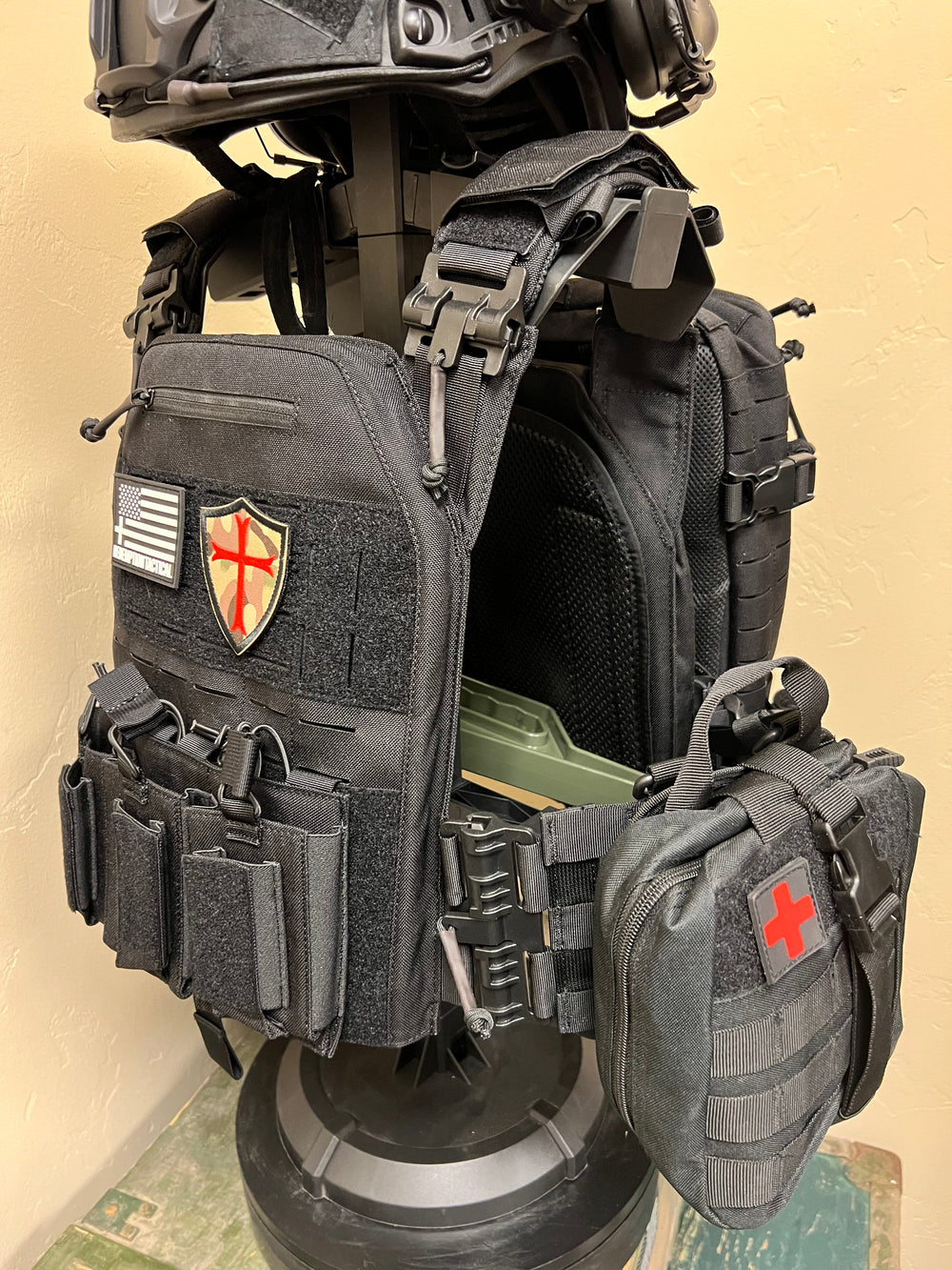 Crusader 2.0 XL Armor Kit: Plate Carrier + Lightweight Level IV Plates + Plate Carrier Bag + Medic Pouch - FULL KIT